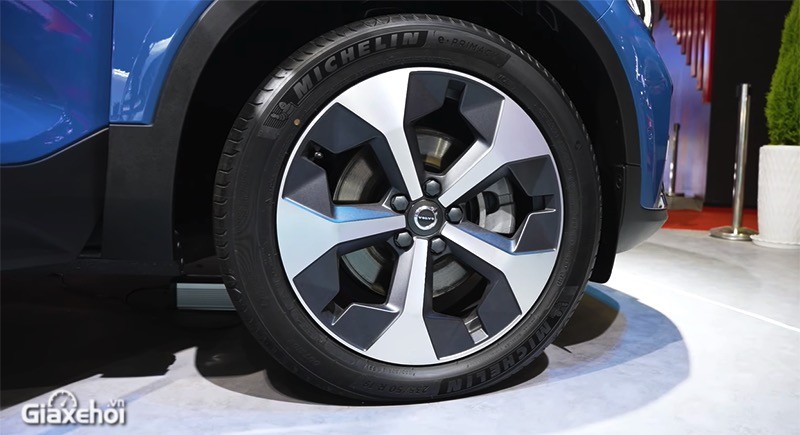Volvo XC40 Ultimate 2023 có bộ mâm họa tiết mới.
