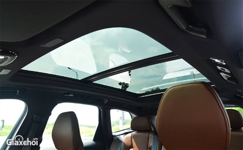 Volvo XC60 Recharge Ultimate 2023 có cửa sổ trời toàn cảnh.