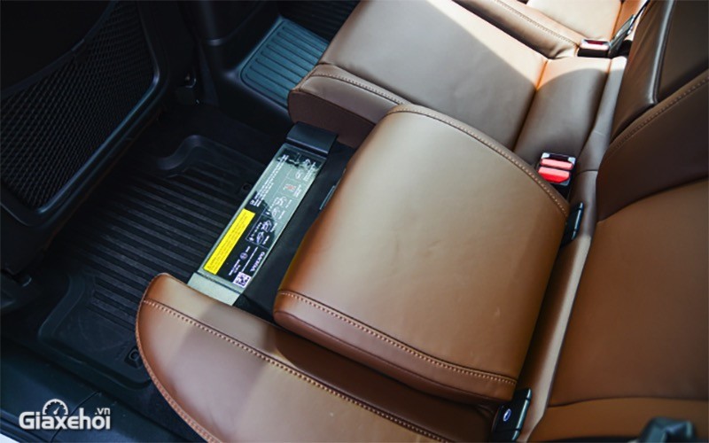 Không gian hàng sau của Volvo XC60 Recharge Ultimate 2023.