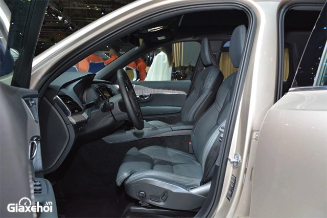 Volvo XC90 Recharge Ultimate 2023 có ghế chỉnh điện đa hướng.