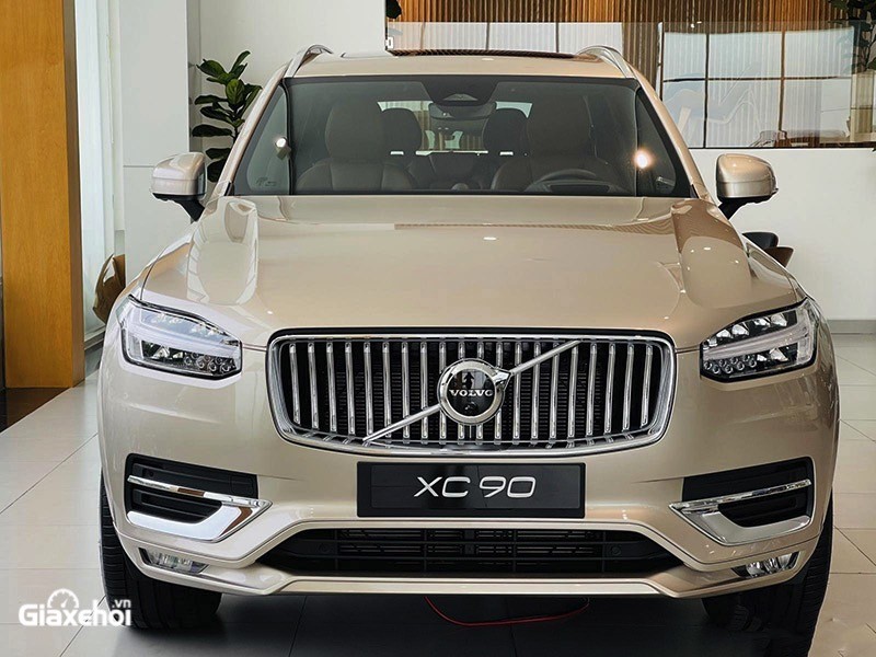 Volvo XC90 Ultimate 2023 với lưới tản nhiệt, đèn pha quen thuộc.