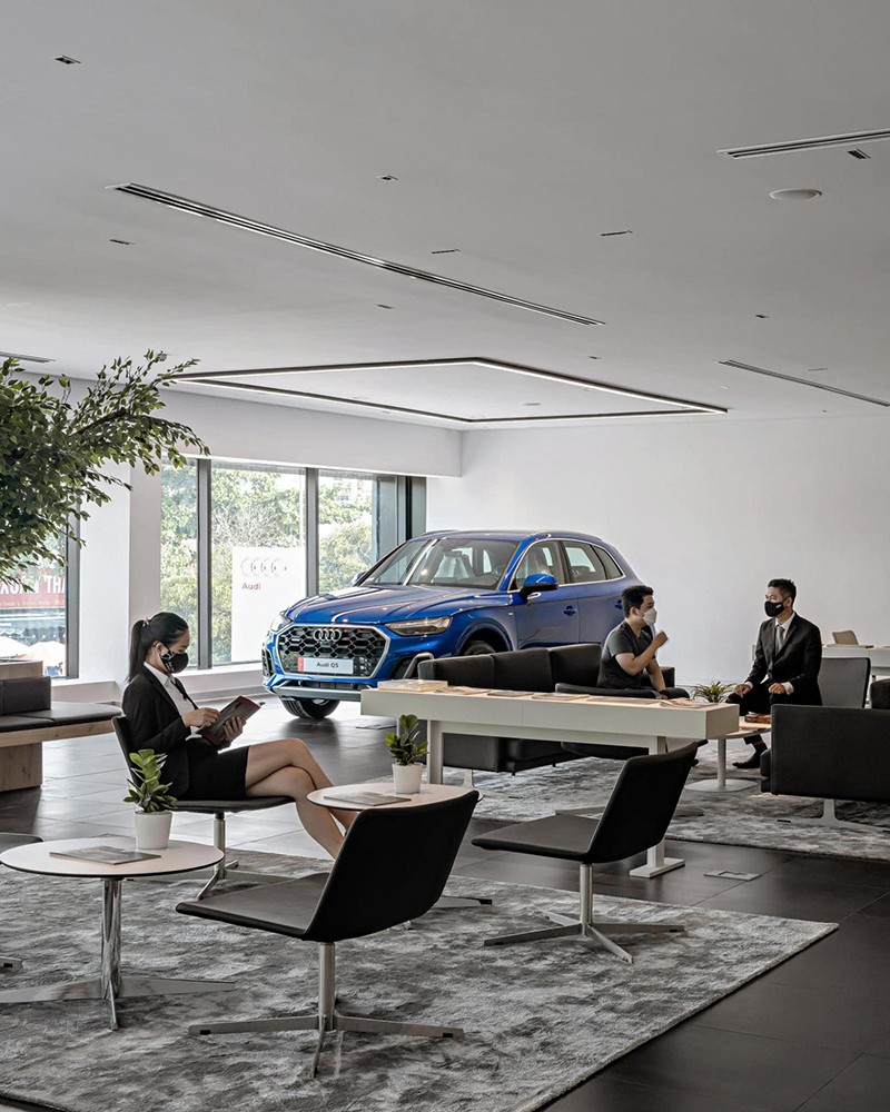 Audi Tân Bình không những đầu tư trang thiết bị, công nghệ cho không gian showroom trưng bày xe, đại lý còn mang đến một khu vực xưởng dịch vụ hiện đại, cao cấp.
