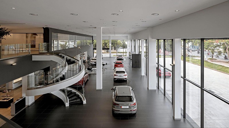 Audi Tân Bình sở hữu không gian rộng hơn 6.000 m2 được chia thành các khu vực khác nhau như trưng bày xe, dịch vụ bảo dưỡng hay khu hành chính.