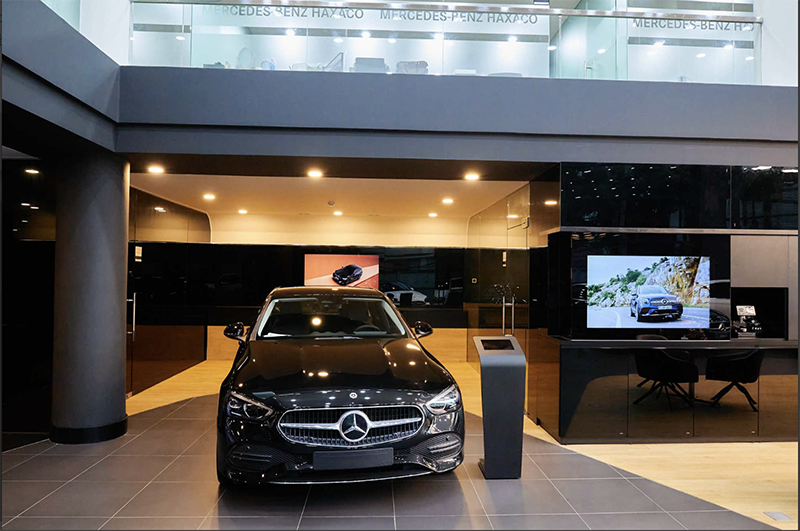 Nhiều mẫu xe bán chạy của Mercedes đều được trưng bày tại đây
