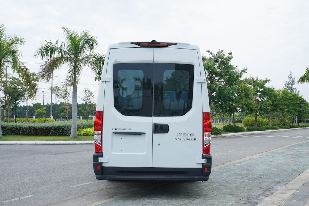 duoi-xe-minibus-iveco-daily-2021-danhgiaxehoi-vn