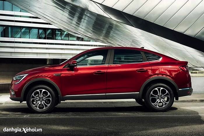 Thân xe Arkana mang nét tương đồng với SUV hạng sang BMW X4