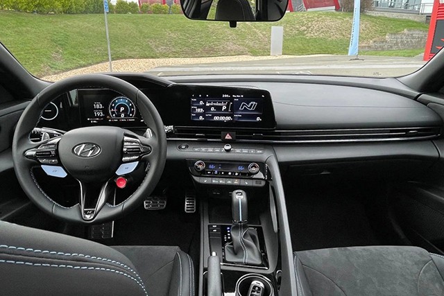 Hyundai Elantra 2023 với nội thất thay đổi hoàn toàn.