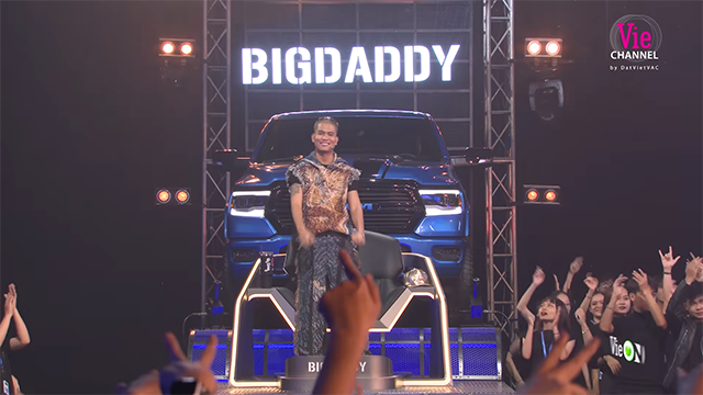 Chiếc xe tiếp theo xuất hiện cùng với bộ tứ quyền lực của Rap Việt mùa 3 gọi tên RAM 1500 Night Edition của HLV Big Daddy.