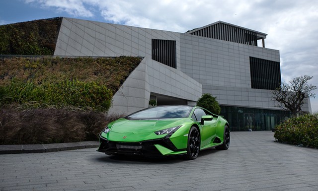 Lamborghini Huracan Tecnica gây ấn tượng với khối động cơ mạnh mẽ mang đến trải nghiệm thể thao, uy lực.