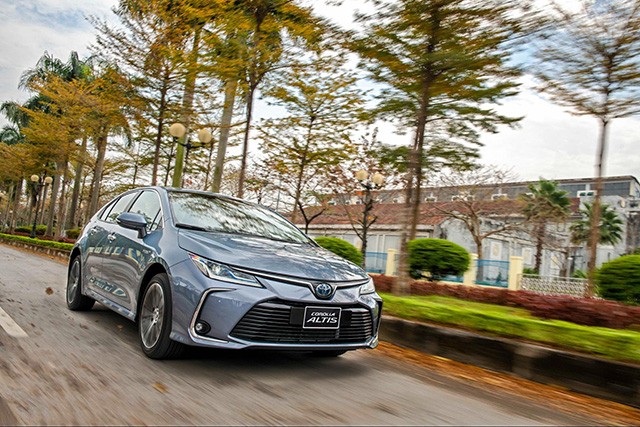 Toyota Corolla Altis khác biệt với phân khúc hạng C đến từ động cơ hybrid mang đến khả năng tiết kiệm nhiên liệu và vận hành êm ái.