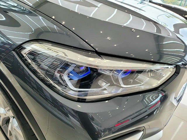 Công nghệ đèn pha BMW Laserlight giúp BMW X5 trở nên hiện đại hơn và nâng cao hiệu quả chiếu sáng.