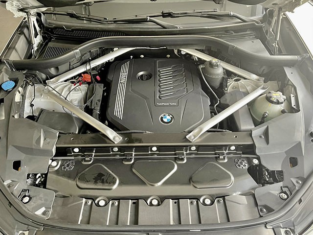 BMW X5 2023 vận hành mạnh mẽ, đậm chất thể thao với động cơ xăng tăng áp dung tích 3.0L giúp sinh công suất 333 mã lực và mô men xoắn cực đại là 450 Nm. 