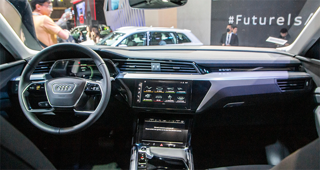 Audi e-tron SUV 2023 có khoang nội thất hiện đại.