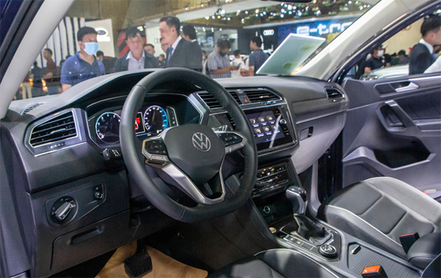 Volkswagen Tiguan Allspace 2023 thay đổi nhẹ ở khoang lái.