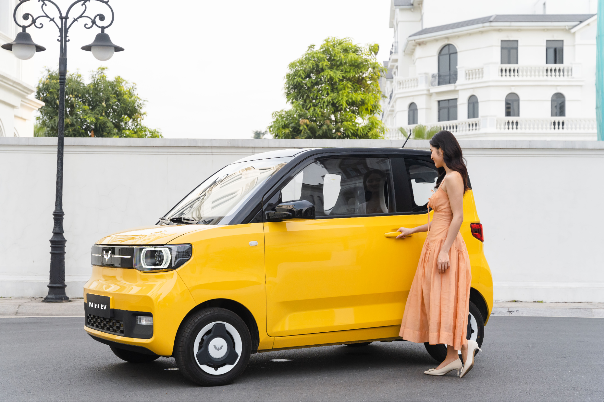 Ô tô điện mini có kích thước nhỏ gọn, dễ dàng di chuyển trong các khu vực đô thị chật hẹp
