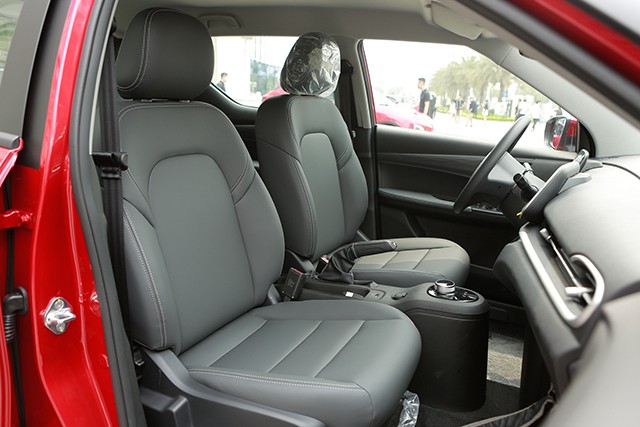 Ghế xe VinFast VF5 giả da là yếu tố phù hợp với mức giá rẻ và chỉnh cơ. Đồng thời, ghế trước của xe không có bệ tỳ tay sẽ khiến người lái vất vả nếu chạy đường dài.