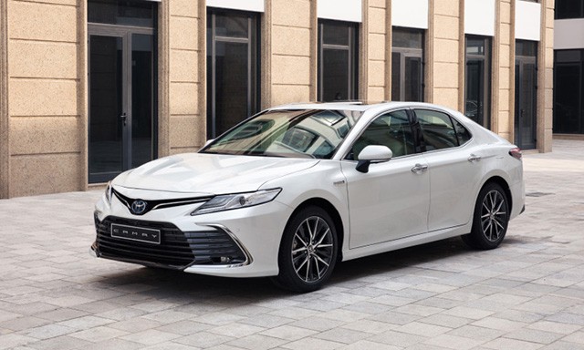 Toyota Camry thống trị phân khúc hạng D.