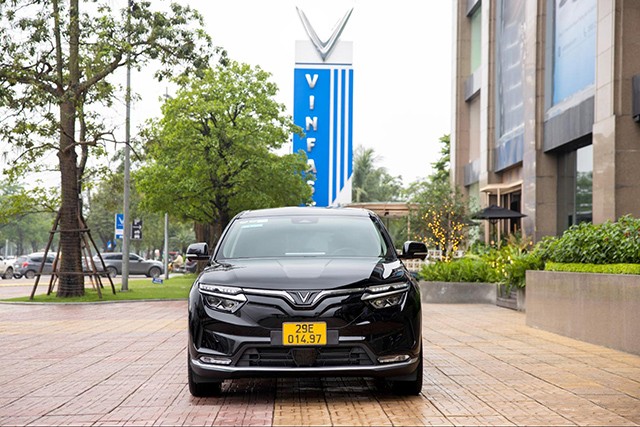 Khách hàng muốn trải nghiệm dịch vụ LuxuryCar với xe điện VinFast VF 8 có thể đặt qua ứng dụng, gọi tổng đài hoặc vẫy xe dọc đường.