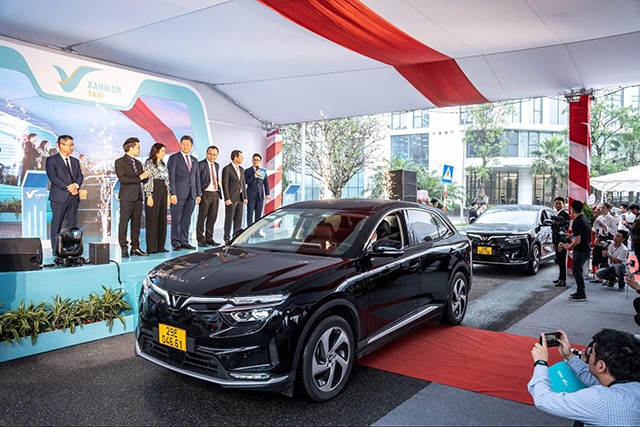 VinFast VF 8 là xe taxi điện tiên phong cho dịch vụ vận tải cao cấp (LuxuryCar) tại thị trường Việt Nam.