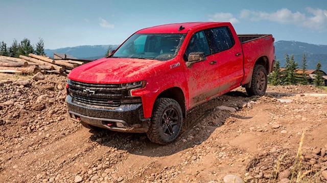 Chevrolet Silverado cũng được người dùng yêu thích với thiết kế hầm hố, hiện đại.