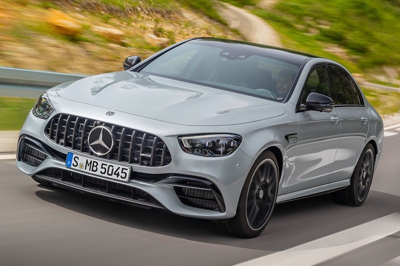 Mercedes-Benz E-Class được đánh giá cao nhờ nội thất sang trọng, tiện nghi và yên tĩnh.