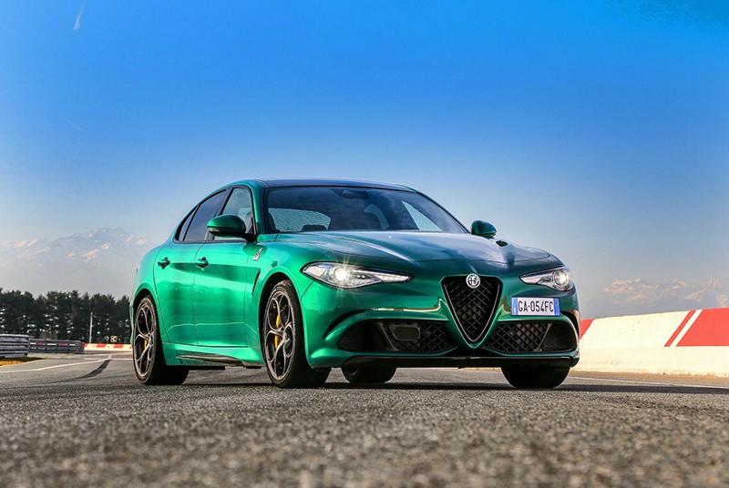 Alfa Romeo Giulia Quadrifoglio không phải là một chiếc xe gia đình thuần túy, nhưng nó được đánh giá cao ở khả năng vận hành và nội thất cao cấp.