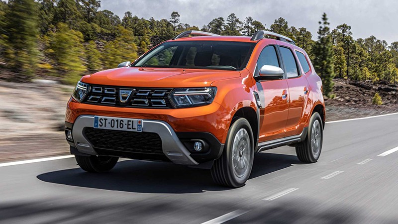 Dacia Duster nổi bật nhờ kích thước nhỏ gọn mang đến khả năng di chuyển linh hoạt trên những con đường đông đúc, không gian nội thất rộng rãi, dễ sử dụng và mức giá rẻ là những điểm mạnh của mẫu SUV này.
