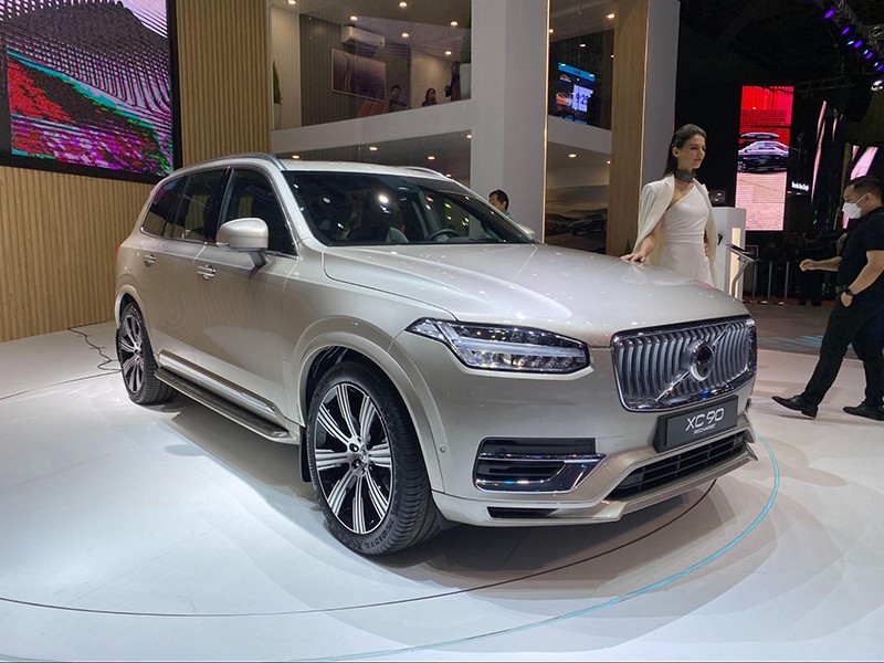 Volvo XC90 nổi bật với phong cách thiết kế sang trọng, hiện đại, khả năng cách âm tốt và công nghệ an toàn ấn tượng.