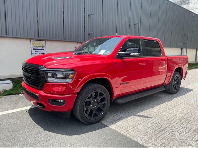 RAM 1500 nguyên bản được bán với giá niêm yết 5,38 - 7,9 tỷ đồng tại Việt Nam.