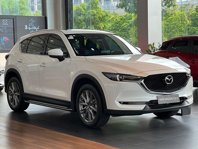 Hiện Mazda CX-5 có 4 phiên bản với giá niêm yết vừa được điều chỉnh giảm hơn 100 triệu đồng còn từ 739 - 922 triệu đồng.