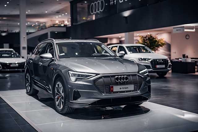 Audi e-tron là mẫu ô tô thuần điện đầu tiên của thương hiệu xe sang Đức và là phiên bản hoàn chỉnh của bản concept e-tron Quattro với nhiều điểm chung và chỉ tinh chỉnh một vài chi tiết.