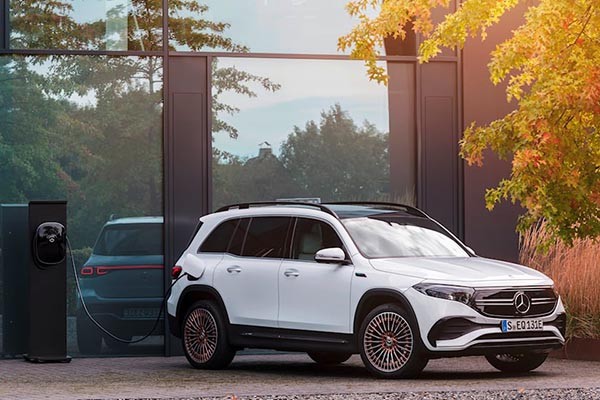 Loạt xe mới ra mắt tháng 07/2023: Dàn xe điện VinFast đáng chờ đợi 7 Mercedes-Benz EQB khác nhẹ với Mercedes-Benz GLB 200 chạy xăng bởi lưới tản nhiệt đóng kín.