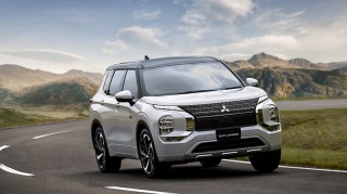 Mitsubishi Outlander PHEV 2023 - Tiết kiệm nhiên liệu, mạnh mẽ, tiện nghi và an toàn hơn