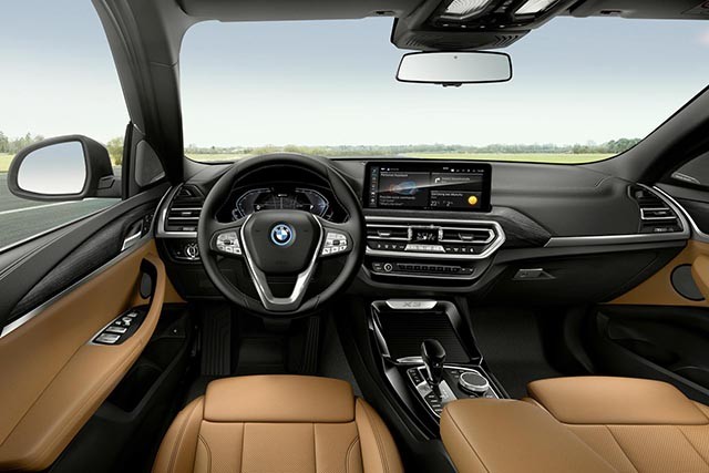 BMW X3 LCI 2023 đã được bổ sung thêm công nghệ hỗ trợ đỗ xe tự động như những dòng SUV cao cấp của thương hiệu Đức.