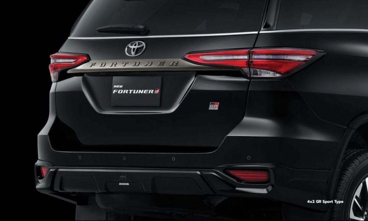 Chi tiết xe Toyota Fortuner GR Sport 2022: Thay tên mới, trang bị như cũ
