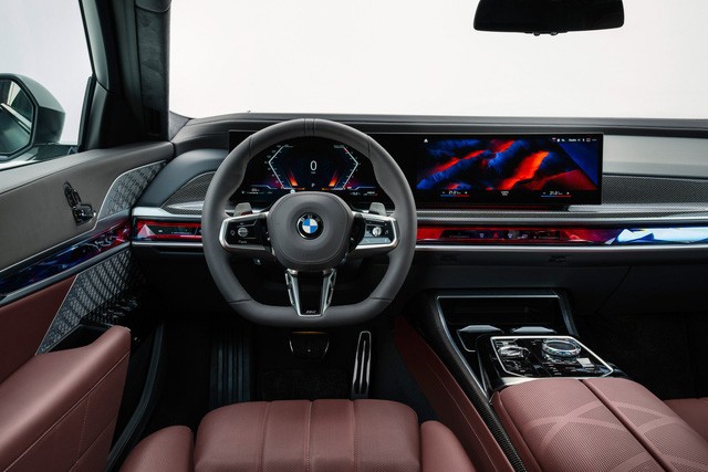 BMW 735i M Sport 2023 là 20 loa Bower & Wilkins với cụm màn hình trung tâm nối liên trên taplo.