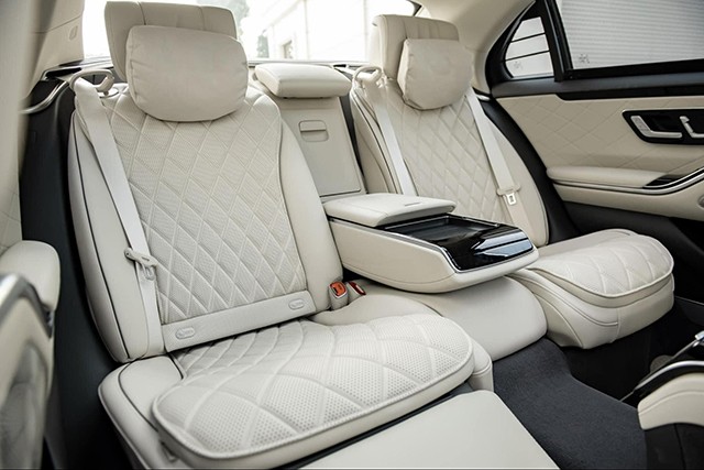 Không gian hàng ghế sau Mercedes-Benz S 450 rộng rãi với phần đệm đỡ chân giúp các ông chủ có thể thư giãn tốt hơn.
