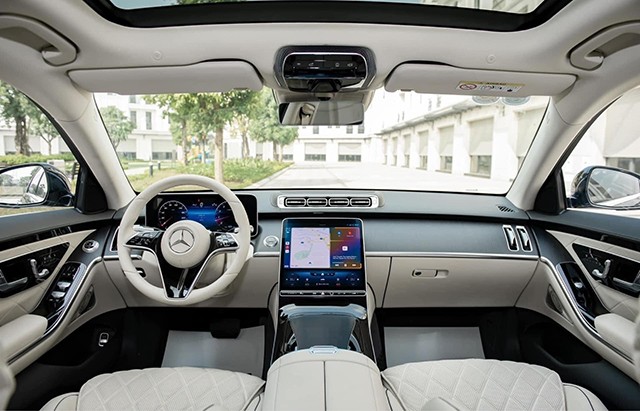 Bước vào không gian khoang lái, Mercedes-Benz S 450 mang đến cảm giác sang trọng với loạt vật liệu, chất liệu cao cấp.