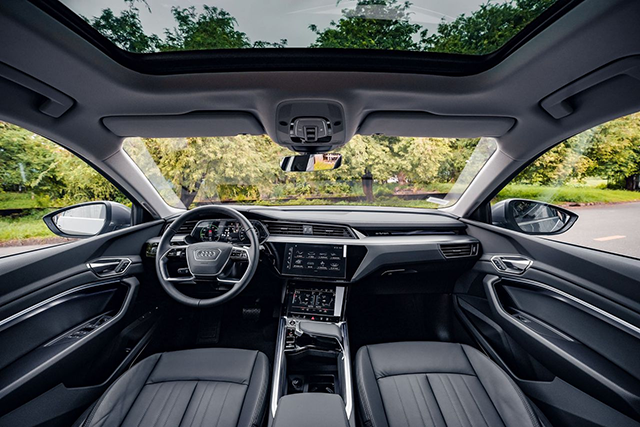 Audi e-tron thể hiện tính thời thượng hơn khi sở hữu nhiều màn hình. 