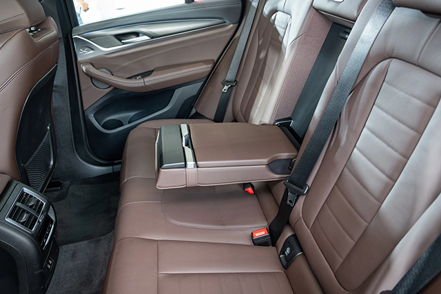 Không gian ghế ngồi trên BMW iX3 ở mức đủ dùng với khách hàng khoảng 1,7m khi di chuyển với hàng ghế sau. 