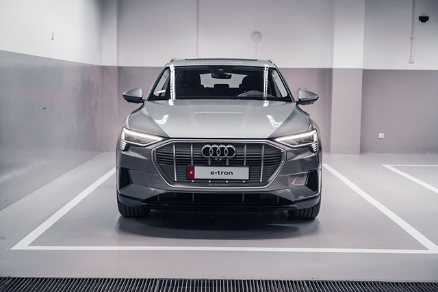 Audi e-tron được trang trí bởi cụm lưới tản nhiệt có khe hở ở giữa dù đây là xe điện