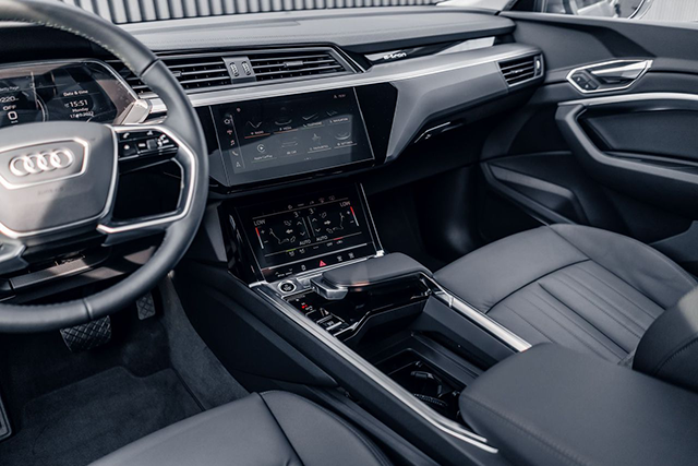 Audi e-tron sử dụng nhiều màn hình mang đến khoang nội thất thời thượng hơn đối thủ.