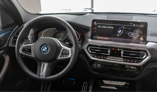 Trung tâm taplo xe BMW iX3 duy trì màn hình 12.3 inch cùng hệ thống tin giải trí BMW Live Cockpit Professional.
