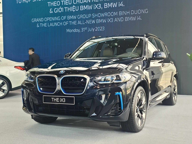 BMW iX3 mới gia nhập thị trường Việt Nam cạnh tranh trong phân khúc SUV hạng sang cỡ nhỏ thuần điện.