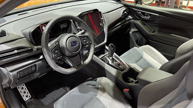 Khoang lái của Subaru WRX nổi bật ở màn hình trung tâm có kích thước 11,6 inch, đặt dọc thời thượng, vô-lăng D-Cut.