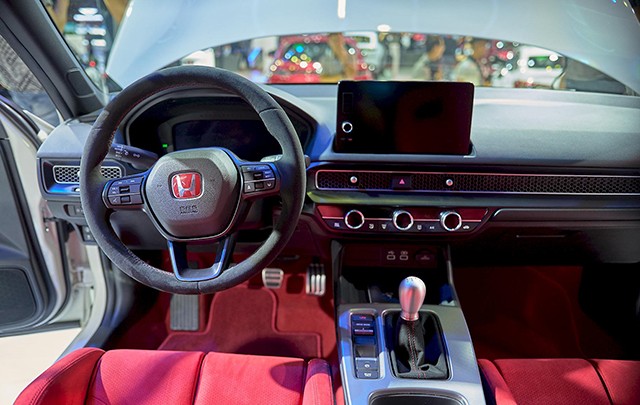 Nội thất xe Honda Civic Type R có tạo hình cabin chững chạc có điểm nhấn với nhiều chi tiết màu đỏ bắt mắt.