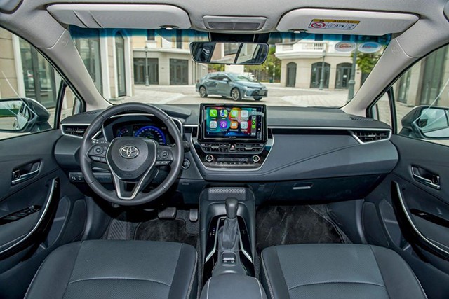 Toyota Corolla Altis khác biệt với phân khúc hạng C nhờ sử dụng động cơ hybrid tiết kiệm nhiên liệu hơn.