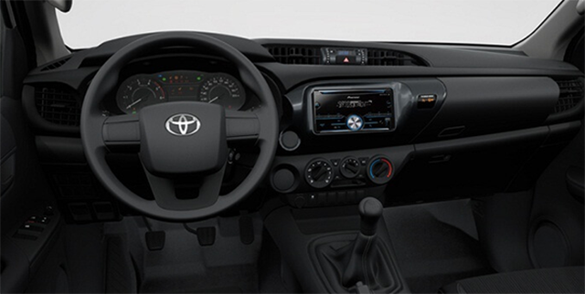 Toyota Hilux 2.4L 4X2 MT có khoang nội thất được thiết kế đơn giản đậm chất xe bán tải.