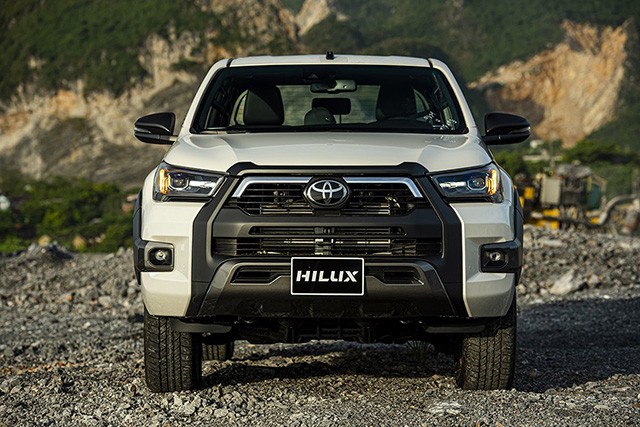 Toyota Hilux 2.8L Adventure sở hữu thiết kế ấn tượng nhất khi nhìn từ phần đầu của mẫu bán tải này.
