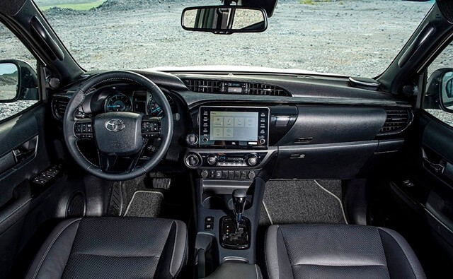 Toyota Hilux 2.8L Adventure với khoang lái hiện đại, màn hình cỡ lớn, ghế ngồi bọc da mang đến cảm giác hiện đại.